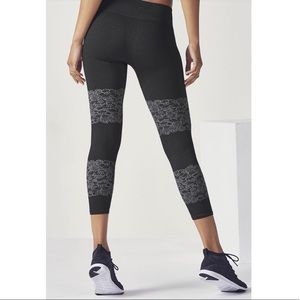 Fabletics Black Seamless Printed Capri